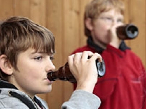 Copii consumand alcool